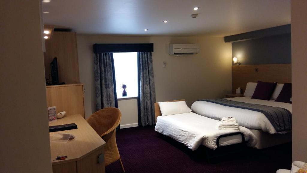 Cambridge Hotel Waterfront Brighouse Bagian luar foto