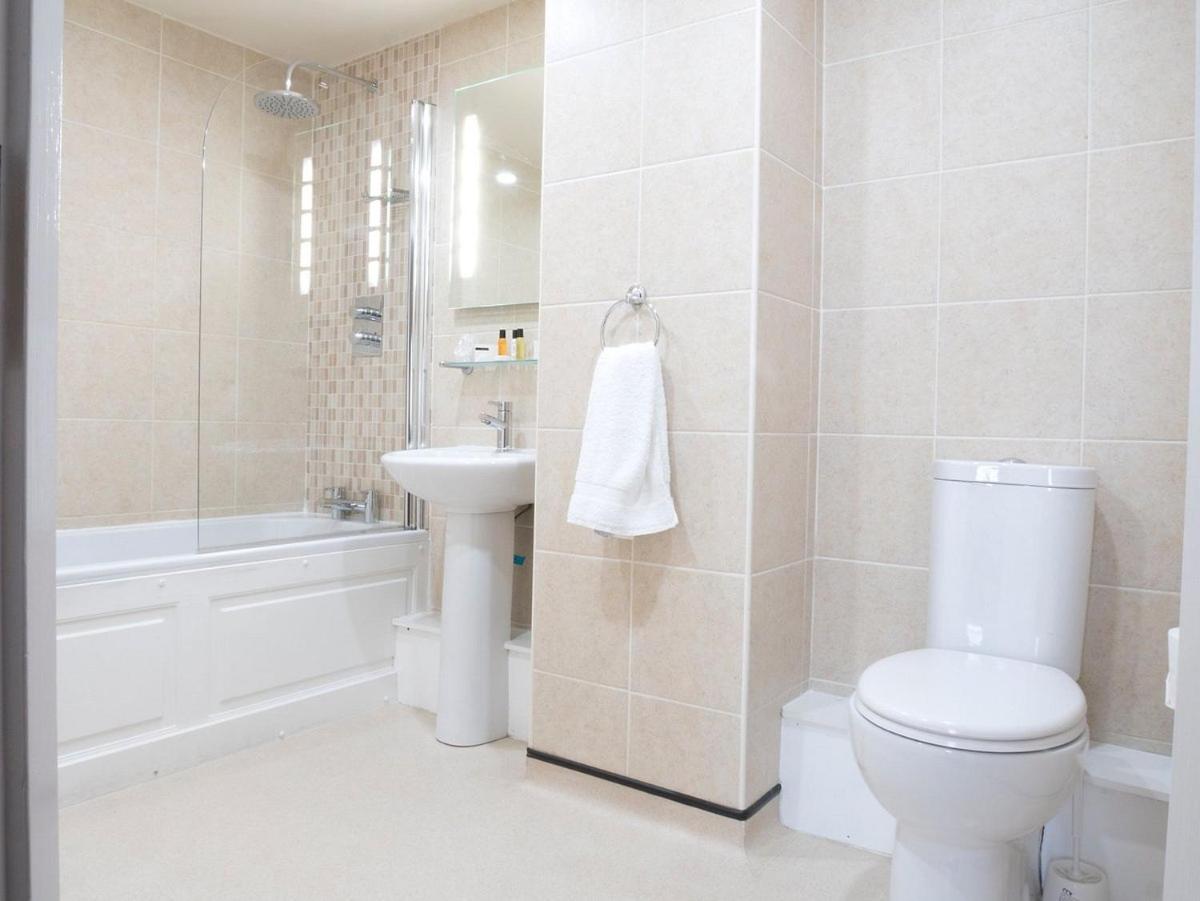 Cambridge Hotel Waterfront Brighouse Bagian luar foto