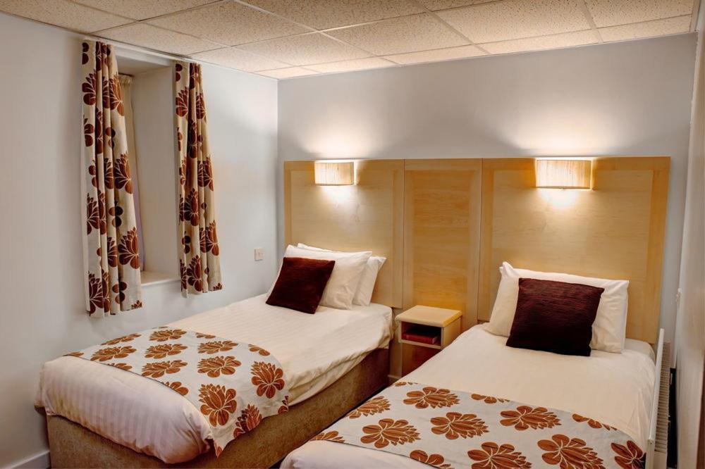 Cambridge Hotel Waterfront Brighouse Bagian luar foto
