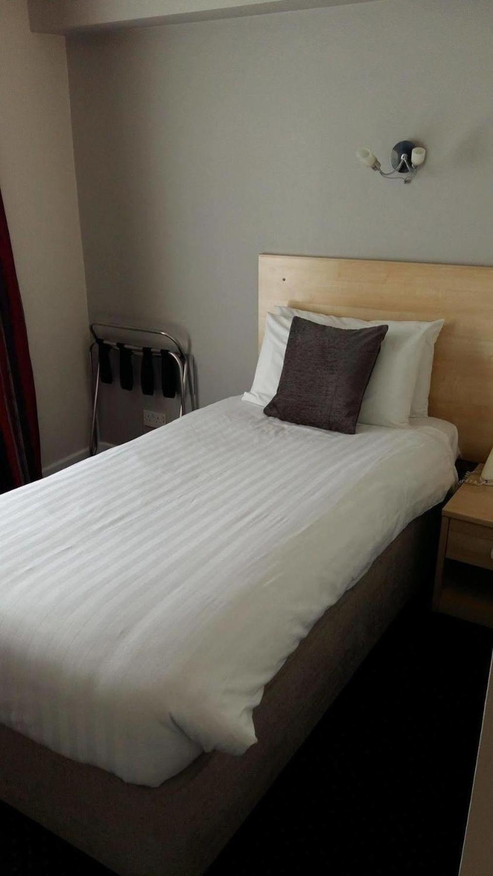 Cambridge Hotel Waterfront Brighouse Bagian luar foto